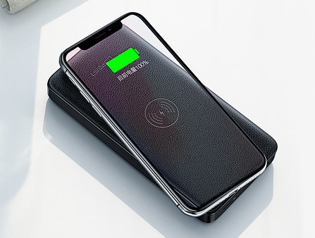 绿联无线充电宝为iPhone XS无线充电