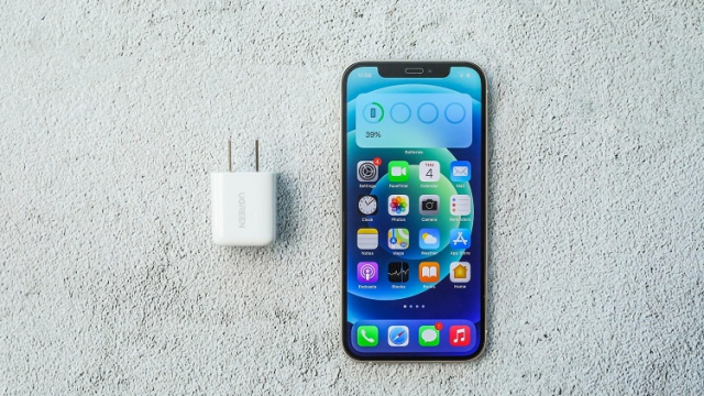 绿联小金刚PD20W快充开箱：iPhone12最佳充电搭档