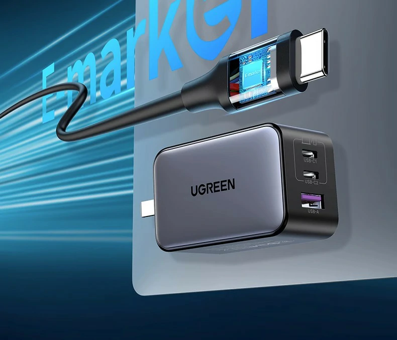 体积缩小30% - 氮化镓技术带来极致便携 绿联CD244充电器与传统65W充电器体积对比图