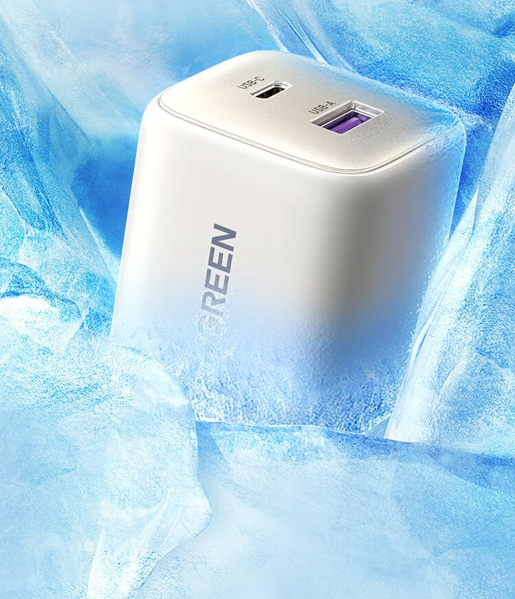 绿联35W插脚结构,稳固插拔便捷 绿联35W双口GaN充电器插脚设计展示,便于日常使用