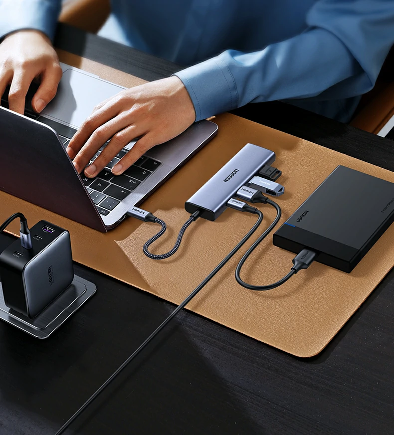 不同角度展示擴(kuò)展塢金屬質(zhì)感與接口排布