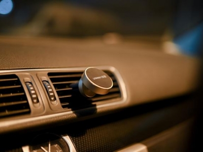 车载手机支架，还是磁吸的好