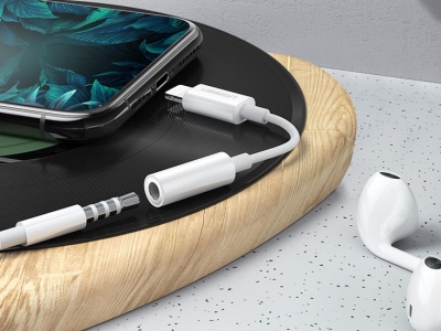 苹果Lightning耳机和传统3.5mm耳机的使用区别和音质影响